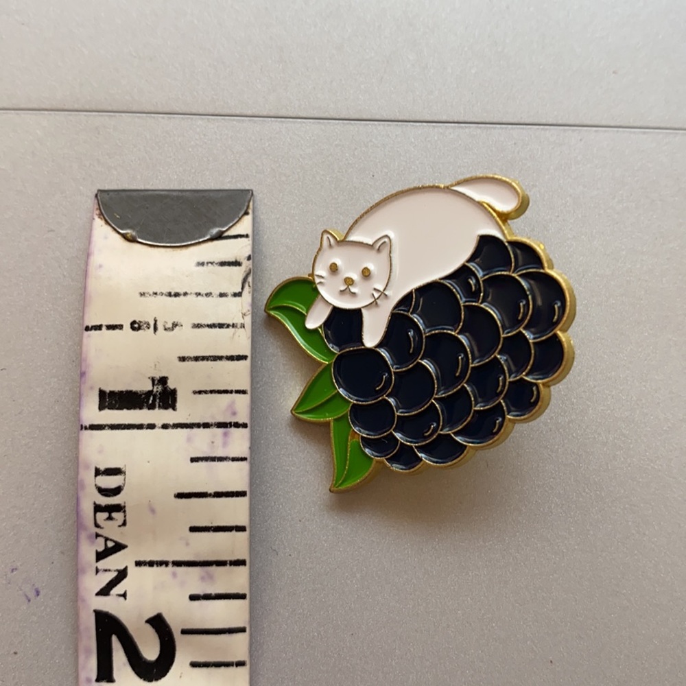 🐱 BlackBerry Kitten Enamel Pin - Picture 5 of 5